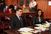 Deputy D. A. Ricardo Morales (Alfred Molina) und Deputy D. A. Evelyn Price (Regina Hall)    +++ Die Verwendung des sendungsbezogenen Materials ist nur mit dem Hinweis und Verlinkung auf RTL+ gestattet. +++