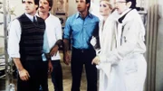 (v.li.) Pierre Milan (Randy Powell), Cody (Perry King), Nick (Joe Penny), Stephanie (Wendy Kilbourne) und Murray (Thom Bray) werden bei einem geheimen Treffen von Stephanies eifersüchtigen Mann überrascht.
