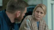 Ewert Grens (Leonard Terfelt) muss Lena Nordwall (Edda Magnason) vom Tod ihres Mannes berichten.