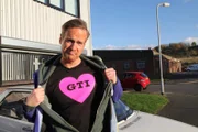 Treffen Sie Auto-Enthusiasten und TV-Moderator Tim Shaw und Meistermechaniker Fuzz Townshend, wie sie sich zusammenschließen, um rostige klassische Fahrzeuge aus ihren Garagengefängnissen zu retten.