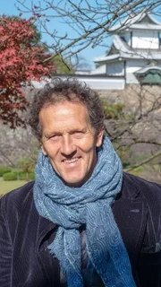 Monty Don reist durch Japan, auf der Suche nach den schönsten Gärten und um zu entdecken, wie die Natur in deren modernes Leben integriert wird.