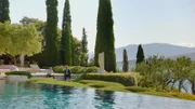 V.l.: Andy Belton und Monty Don im Garten