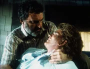 Jonathan (Michael Landon, r.) wurde von einem organisierten Schlägertrupp überfallen. Mark (Victor French, l.) kümmert sich um ihn.