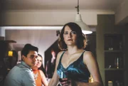 Alison (Charlotte Ritchie, r.)