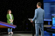 Moderator Alexander Bommes mit der Kandidatin Eva Priller.