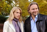 ARD STURM DER LIEBE FOLGE 1211, am Mittwoch um 15:10 Uhr im ERSTEN. Rosalie (Natalie Alison, l.) lässt sich ihre Eifersucht nicht anmerken, als sie und Michael (Erich Altenkopf, r.)  Jacob und Chandana zusammen sehen.