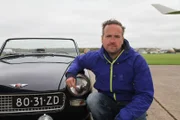 Treffen Sie Auto-Enthusiasten und TV-Moderator Tim Shaw und Meistermechaniker Fuzz Townshend, wie sie sich zusammenschließen, um rostige klassische Fahrzeuge aus ihren Garagengefängnissen zu retten.