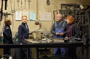 Maike und Jana befragen in der Schlosserei das Ehepaar Eva und Peter Kreutzer.
