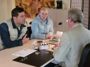 Trödelprofi Sükrü mit Anke beim Juwelier.