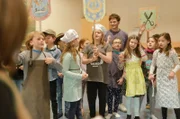 Frank Seibert (hinten, Mitte) im Theaterstück der dritten Klasse – ganz normaler Unterricht an der Waldorfschule Rottweil.