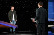 Moderator Alexander Bommes mit dem Kandidaten Dustin Beerhold.