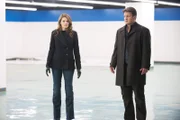 Kate Beckett (Stana Katic, l.) und Richard Castle (Nathan Fillion, r.) wollen unbedingt die von Thomas Gage begangenen Morde aufklären ...