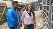 Trödelprofi Sükrü schaut sich gemeinsam mit Sandra das Gelände an, das eher einem Schrottplatz gleicht..