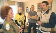 Petra hortet die Erbstücke ihres verstorbenen Vaters wie Heiligtümer. Daher haben diese natürlich auch einen hohen ideellen Wert und Trödelprofi Sükrü Pehlivan (re.) steht vor der schweren Aufgabe, Petra bei der Veräußerung mit viel Realismus zur Seite zu stehen...