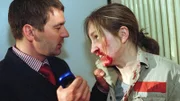 Hendrik (Ulrich Drewes) hat herausgefunden, dass Kalle (Isabelle Höpfner) hinter den anonymen Anrufen bei seiner Frau steckt. Da er vor den Trümmern seiner Ehe steht, lässt er sich dazu hinreissen, Kalle brutal zu schlagen...