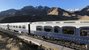 Anden Explorer am Pass La Raya auf 4.338 Metern. Im Hintergrund der VulkanChimboya.