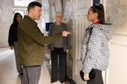 Charlotte "Charlie" (Shaolyn Fernandez, r.) muss davon abgehalten werden, sich betrunken mit Simone anzulegen. Von links: Leyla (Suri Abbassi), Ben (Jörg Rohde), Renate Scholz (Ingeborg Brings)