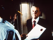 Der sonderbare Dr. Stone (Anthony Zerbe, r.) überreicht seine Rechnung - einen Vertrag, mit dem Mark (Victor French, l.) seine Seele dem Teufel verpfänden soll.