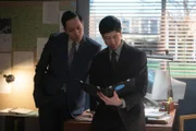 REENACTMENT - Der leitende Ermittler (gespielt von Fane Tse) und der taiwanesische Ermittler (gespielt von Michael Chee-Wah Chan) analysieren das Flugprofil des China Airlines Fluges 676 gründlich, um herauszufinden, warum der Airbus A-300 in ein Wohngebiet in der Nähe des internationalen Flughafens von Taipeh gestürzt ist. (Cineflix 2023/Shay Markowitz)