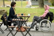 Britta Schewe (Stephanie Petrowitz, l.) ist besorgt um ihre Tochter Jennifer (Magdalena Laubisch, r.) und unglücklich mit dem Leben, das diese führt.