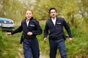 Eva begibt sich in Gefahr: Maike (Carina Wiese, l.) und Moritz (Ferdi Ötzen, r.) rennen zum Ufer, um ihr zu helfen.
