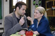 Noch sind Anna (Jeanette Biedermann, r.) und Jannick (Mike Adler, l.) sind unterschiedlicher Ansicht, welcher Ring es nun werden soll ...