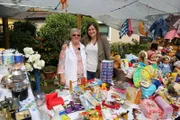 Im Laufe der Jahre haben sich Unmengen an Trödel angehäuft, doch Christa schafft es nicht sich von den Erinnerungsstücken zu trennen. Christa (li.) und ihrer Enkeltochter Svenja (re.) zu helfen.
