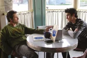 Jimmy (Rob Estes, l.) taucht plötzlich in Stars Hollow auf und möchte seinen Sohn Jess (Milo Ventimiglia, r.) sehen. Unterdessen hoffen Lorelai und Sookie nach dem Tod von Fran Weston darauf, ihren Traum vom Hotel doch noch in die Tat umsetzen zu können ...