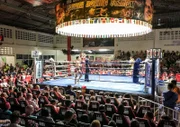 In Phuket besuchen Reiseleiter Moritz und Schreiner-Praktikant Lukas einen Thaibox-Wettkampf.