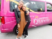 Kandidatin Isabella (l.) mit Shoppingbegleitung Claudia
