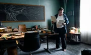 Dr. Schlesinger (Peter Kurth)