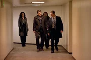 Können Richard Castle (Nathan Fillion, 2.v.l.) und Kate Beckett (Stana Katic, 2.v.r.) Agent Jack Corrigan (Jade Carter, r.) und Sophia Turner (Jennifer Beals, l.) wirklich trauen?