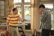 Walden (Ashton Kutcher, r.) kann es nicht fassen, dass Alan (Jon Cryer, l.) mit Sozialarbeiterin Ms. McMartin Schluss gemacht hat. Er befürchtet, dass dies die Adoption von Louis negativ beeinflussen könnte ...