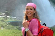 Tamina Kallert am Ufer der Krimmler Ache vor Österreichs höchsten Wasserfällen, die Krimmler Wasserfälle.