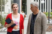Zoodirektor Dr. Blum (Ralph Herforth, r.) kann über die Pressekampagnen seiner umtriebigen Pressereferentin Clara Baldin (Viola Pobitschka, l.) manchmal nur staunen.