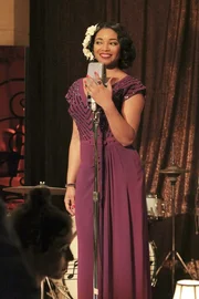 In Castles Fantasie &uuml;bernimmt Lanie Parish die Rolle der sch&ouml;nen S&auml;ngerin Betsy Sinclair.