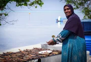 Kleine Fischfabrik auf den Malediven in der getrockneten Gelbflossen-Thunfisch verarbeitet wird.
