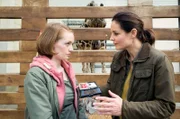 Tierärztin Dr. Mertens (Elisabeth Lanz, r.) hat eine Idee, wie Assistenz-Tierärztin Rebecca (Janina Stopper, l.) dem jungen Giraffenbullen Blut abnehmen kann.