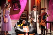 JESSIE - "The Whining" - Die Ross kids werden besorgt, dass sich die Geschichte wiederholt, nachdem ein gruseliger alter Türsteher ihnen eine Gebäudlegend über eine Nanny erzählt, die "etwas Schreckliches" mit den Kindern in ihrer Obhut an Halloween gemacht hat.