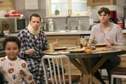 Während Walden (Ashton Kutcher, r.) feststellen muss, wie schwierig es ist, mit einer Frau intim zu werden, während Louis (Edan Alexander, l.) in Haus ist, trifft Alan (Jon Cryer, M.) auf Lindsey ...