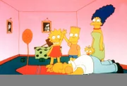 (1. Staffel) - Lisa (l.) und Bart (2.v.l.) sind ihrem Vater Homer (vorne) wieder mal haushoch überlegen. Da kann sich Mutter Marge (r.) nur wundern.