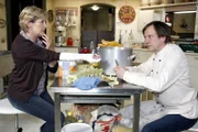 Da Susanne (Heike Jonca, l.) für zwei Wochen krank geschrieben ist, will Armin (Rainer Will, r.) sich als Ersatzkoch probieren.