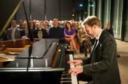 Ein gelungener Gala-Abend: Star-Pianist Hannes Zoller (Hugo Grimm, im VG. r.) spielt für den Leipziger Zoo und beeindruckt Tierärztin Dr. Mertens. Doch wie steht Susannes Ex-Mann Christoph Lentz dazu? (Erste Reihe v.l.n.r. OB Herrenbrück (Frank Sieckel), Frau Clara Baldin (Viola Pobitschka), Kinderarzt Dr. Christoph Lenz (Sven Martinek), Dr. Susanne Mertens (Elisabeth Lanz), Charlotte Baumgart (Ursela Monn), Susannes Vater Prof. Georg Baumgart (Gunter Schoß), Hannes Zoller (Hugo Grimm) und Komparsen