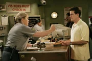 Gefängniswärterin (Diane Delano, l.); Charlie Harper (Charlie Sheen, r.)