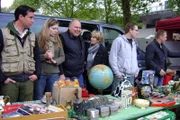 Wieviel ihres Trödels wird die Familie mit Hilfe der Experten Otto (re.) und Antoine (li.) auf dem Flohmarkt verkaufen können..?