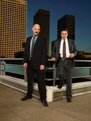 Ungewöhnliche Fälle warten auf Det. Tomas "TJ" Jaruszalski (Corey Stoll, l.) und Det. Rex Winters (Skeet Ulrich, r.) ...