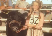 Während Charles den Ausreißer Albert sucht, kümmert sich Laura (Melissa Gilbert) um das Kälbchen ...
