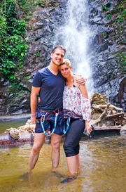 Wasserfall auf der Insel Langkawi in Malaysia: Ausflug der Passagiere Scarlett Stegmann und Matthias Moritz zum Wasserfall.