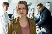 Viktoria Stadler (Isabella Krieger, M.) lässt es sich nicht nehmen, mit ins JTK zu fahren. Sie will Miron (Ercan Karacayli, 2.v.r.) unbedingt beistehen und zeigt sich dabei hilfreicher, als von Matteo (Mike Adler, r.) gedacht … (mit Philipp Danne, l.)