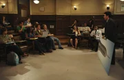 Als Ted (Josh Radnor, r.) zum ersten Mal vor etwa 300 Studenten spricht, lässt er bis zum Ende der Vorlesung keine Wortmeldungen zu. Ein Fehler, denn er ist im falschen Hörsaal ...